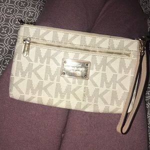 Michael kors jet set monogram wristlet